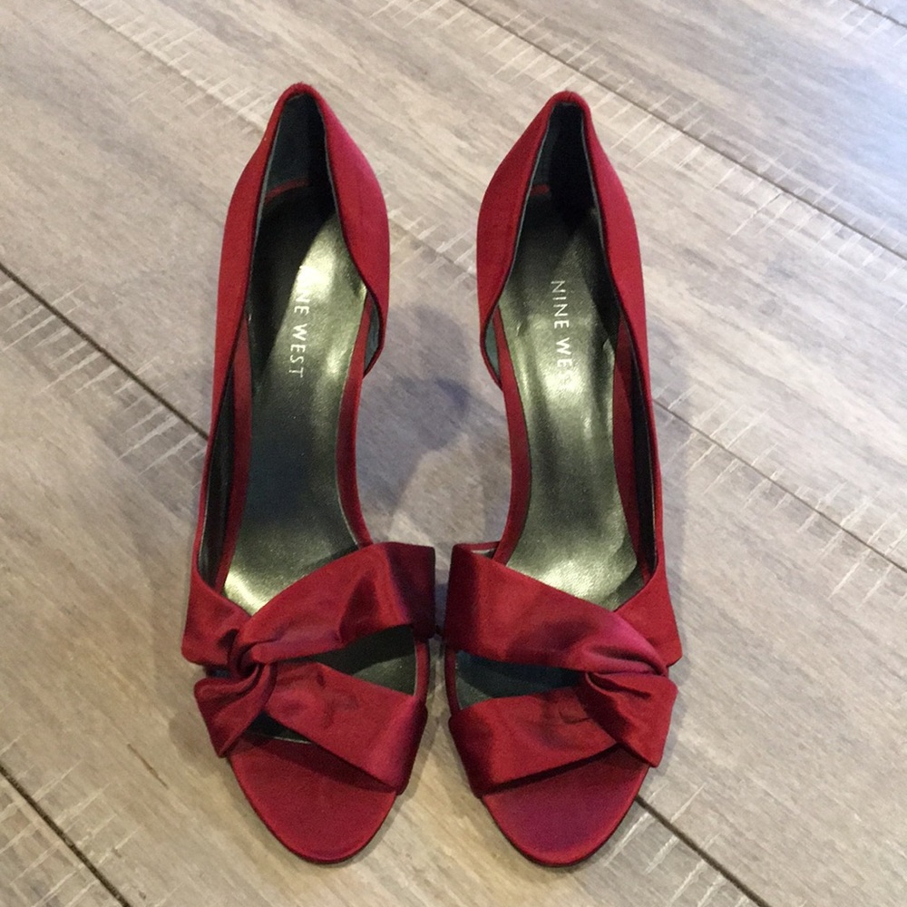 Red silk heel - Nine West sz 8.5 - valentine’s!